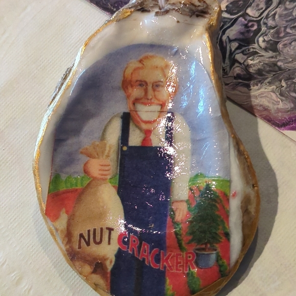 Jimmy Carter Handcrafted Oyster shell decoupaged "nutcracker" gold edged New - Picture 6 of 6